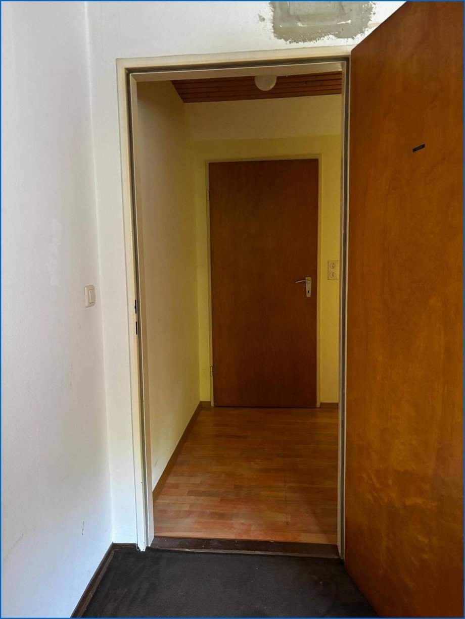 Wohnungseingang Dachgeschosswohnung �hningen / Schienen