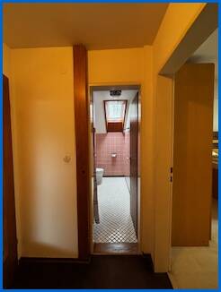 Blick ins Bad Dachgeschosswohnung �hningen / Schienen