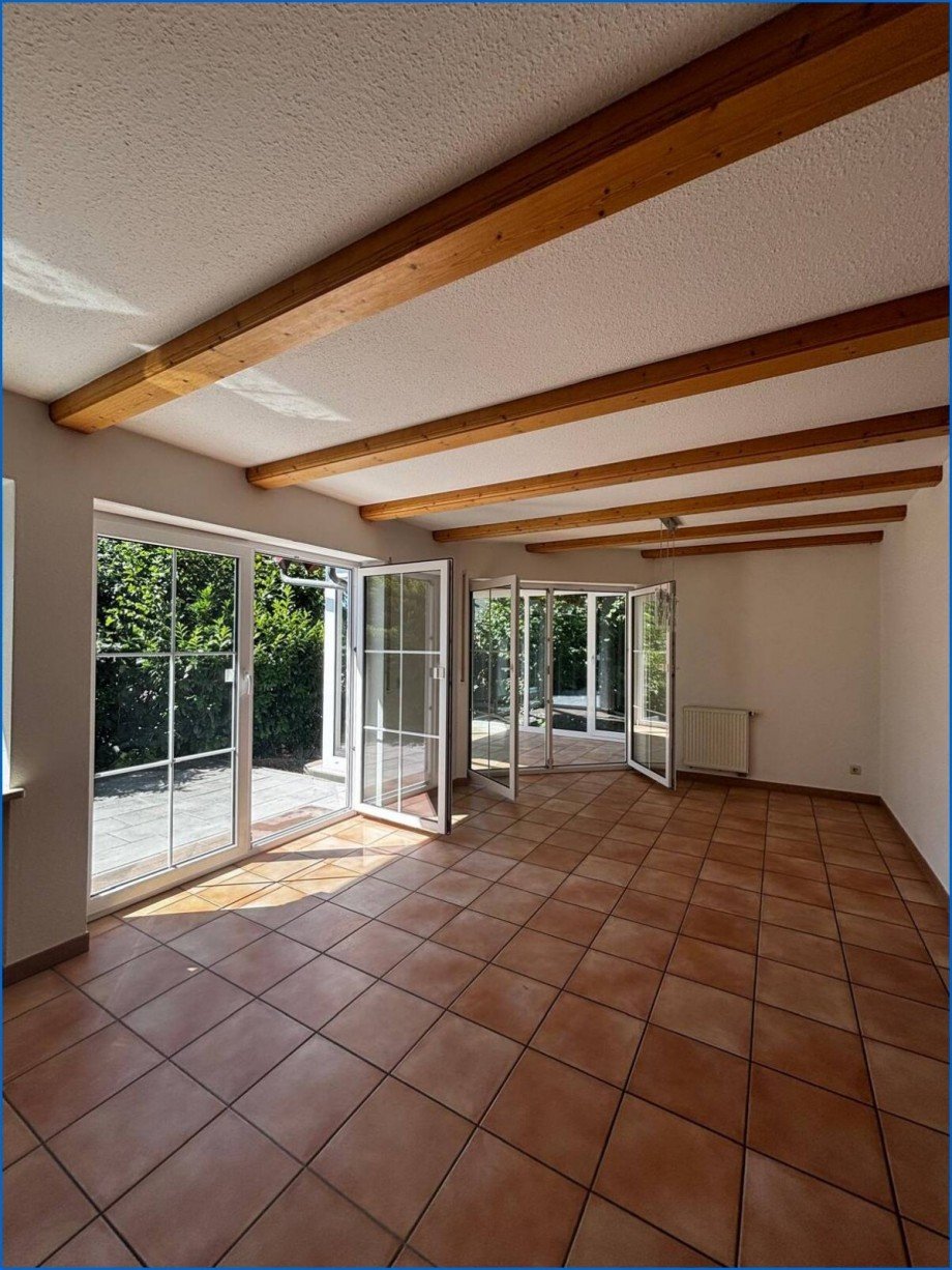 Blick ins E�zimmer_Ausgang zur Terrasse und Wintergarten Einfamilienhaus Eigeltingen