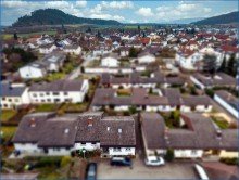 Titelbild Hilzingen-Familienfreundliche, gro�z�gige DHH mit Garage, in ruhiger Lage; BEZUGSFREI !