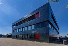 Ansicht Geb�ude von links hinten B�ro - Praxis - Workspace - Schulung - Produktion - Lager    / 
    EG und 1. OG