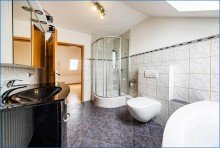 Bad 04 Tolles 2-Fam-Haus mit gro�z�gigem Grundst�ck, Doppel-Garage, W�rmepumpe und Solar!
Ideale und ruhige Lage!