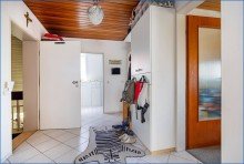 DG-Flur Attraktives Dreifamilienhaus mit zwei Doppelgaragen und umfassender Modernisierung als Renditeobjekt