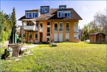 Aussen2 Attraktive 4,5 Zi. DG-Maisonette-Wohnung, mit 2 x TG/Platz u. gro�em Balkon, in Top-Zustand!