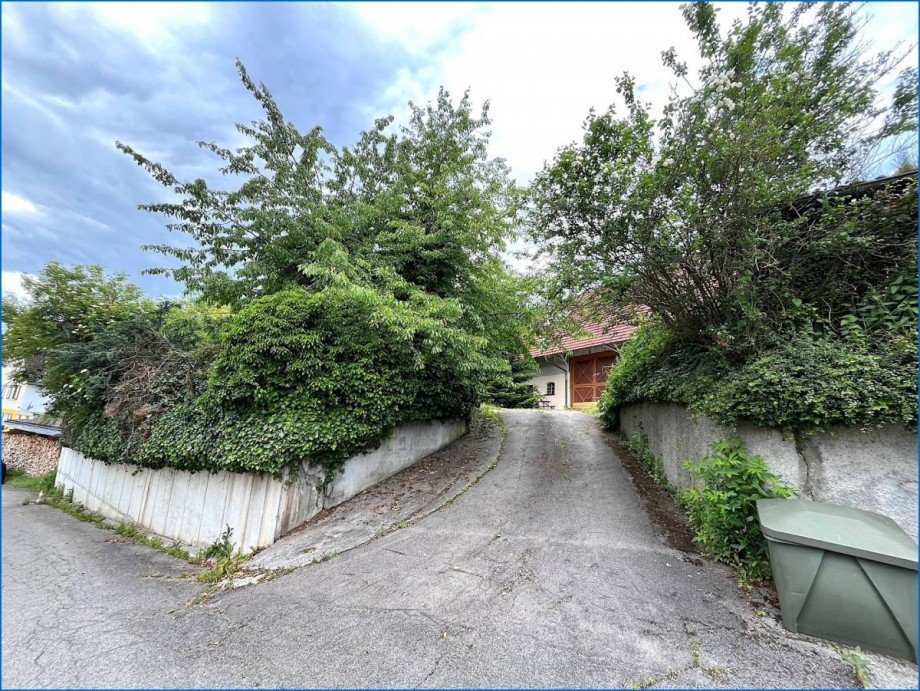 zweite Zufahrt Einfamilienhaus Mengen / Rosna