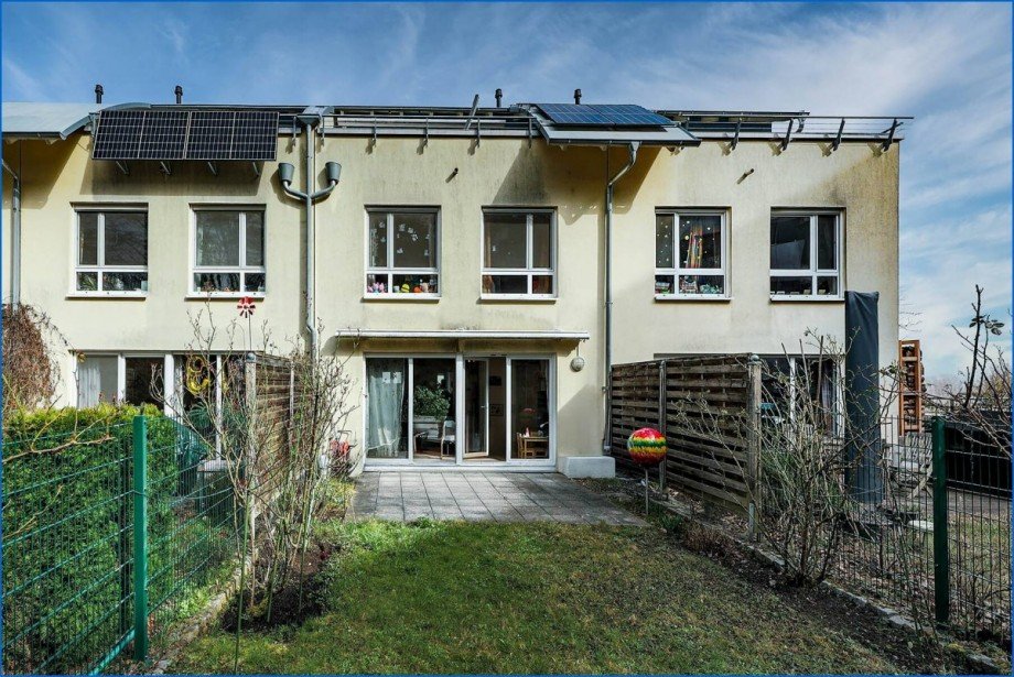 Hausansicht hinten mit Garten nah Reihenmittelhaus Konstanz