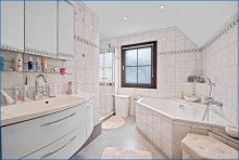 Bad 1.OG Modernes Zweifamilienhaus plus Gewerbeeinheit insgesamt ca. 243m� und gro�z�gigen Freifl�chen