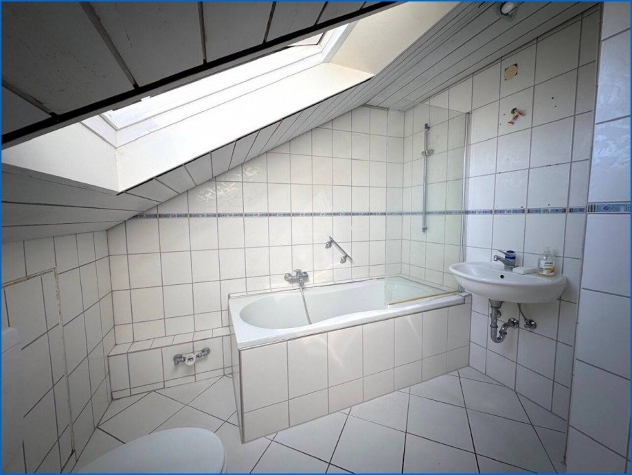 Bad mit Wanne und WC Dachgeschosswohnung Radolfzell am Bodensee