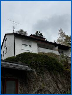 Hausansicht von Strasse �hningen / Schienen Dachgeschosswohnung Tolle Lage auf der H�ri - renovierungsbed�rftige 60m2 - Dachgescho�wohnung in gepflegtem Haus-frei!