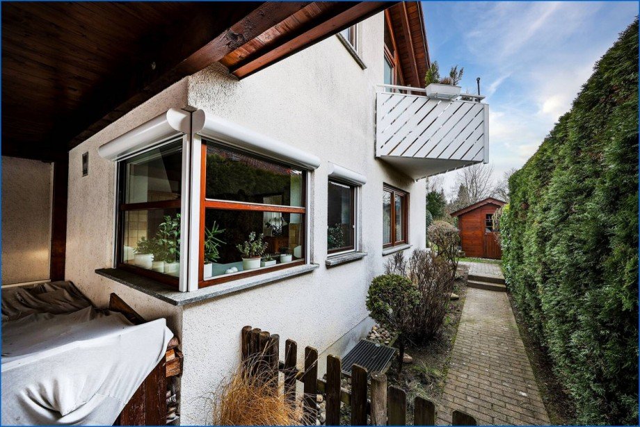 Westseite Weg in den Garten Einfamilienhaus Radolfzell am Bodensee / B�hringen