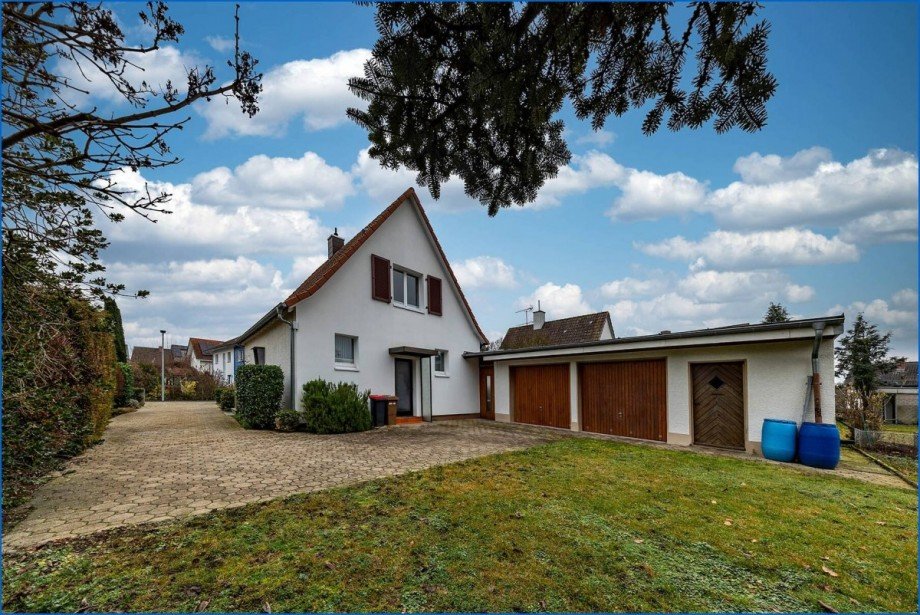 Ansicht mit Garage Einfamilienhaus Radolfzell am Bodensee / B�hringen