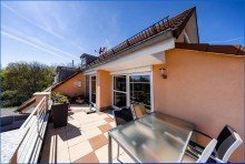 Balkon3 Attraktive 4,5 Zi. DG-Maisonette-Wohnung, mit 2 x TG/Platz u. gro�em Balkon, in Top-Zustand!