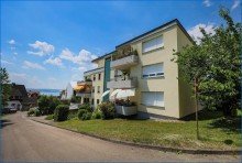 Hausansicht von Stra�e rechte Seite Exklusive 3-Zimmer-Wohnung mit Seesicht und Garage, Haus top saniert - frei!