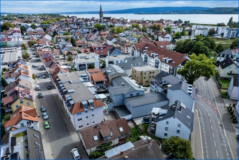 Drohnenaufnahme Radolfzell am Bodensee Dachgeschosswohnung Edle 4,5-Zimmer-Dachgeschosswohnung mit Lift in zentraler Lage Radolfzell - Bezug nach Vereinbarung!