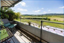 EG-Balkon 1 Attraktives Dreifamilienhaus mit zwei Doppelgaragen und umfassender Modernisierung als Renditeobjekt