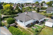 Luftbild Sch�ner Bungalow mit ELW auf gro�em Grundst�ck, moderne W�rmepumpe und bereits energetisch ged�mmt .