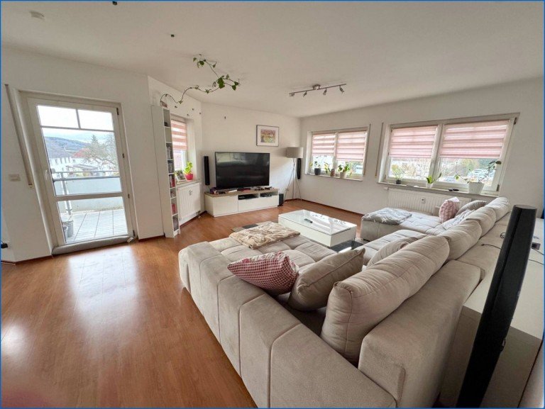 Wohnen Hohenfels / Liggersdorf Etagenwohnung Attraktive 4,5 Zi.-Wohnung im 1.OG mit S�dbalkon, Garage und Stellplatz, in naturnaher Lage!