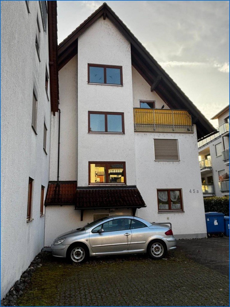 Ansicht Vorderseite Haus Meersburg Dachgeschosswohnung Sehr gepflegte vermietete 2-Zimmer-Dachgeschosswohnung in Meersburg - Kapitalanlage oder Eigennutz