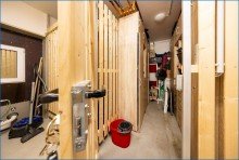 EG-Kellerabteil Attraktives Dreifamilienhaus mit zwei Doppelgaragen und umfassender Modernisierung als Renditeobjekt