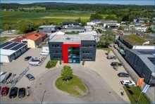 Ansicht Geb�ude von oben mittig B�ro - Praxis - Workspace - Schulung - Produktion - Lager    / 
    EG und 1. OG