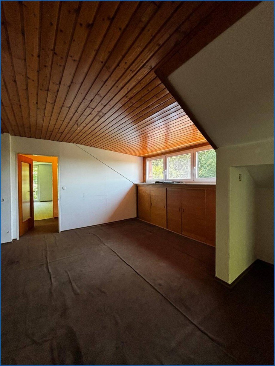 Essplatz Dachgeschosswohnung �hningen / Schienen