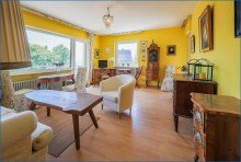 Wohnzimmer mit Balkonzug�ngen Exklusive 3-Zimmer-Wohnung mit Seesicht und Garage, Haus top saniert - frei!