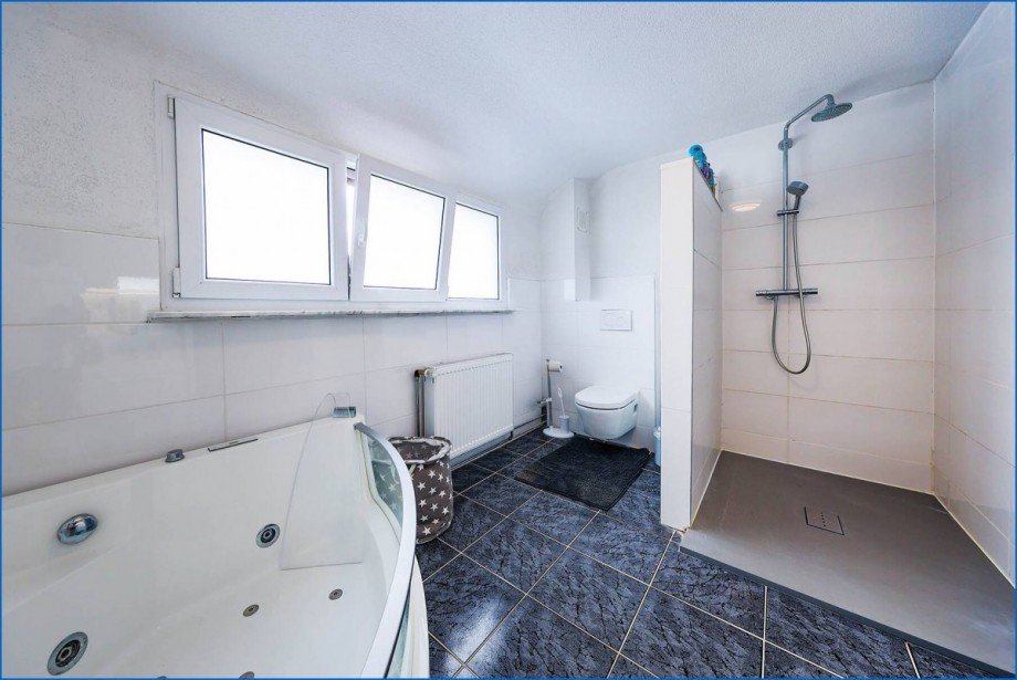 Badezimmer mit Whirlpool und Dusche Doppelhaush�lfte Singen