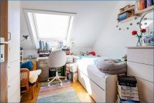 DG-Kinderzimmer 1 Attraktives Dreifamilienhaus mit zwei Doppelgaragen und umfassender Modernisierung als Renditeobjekt