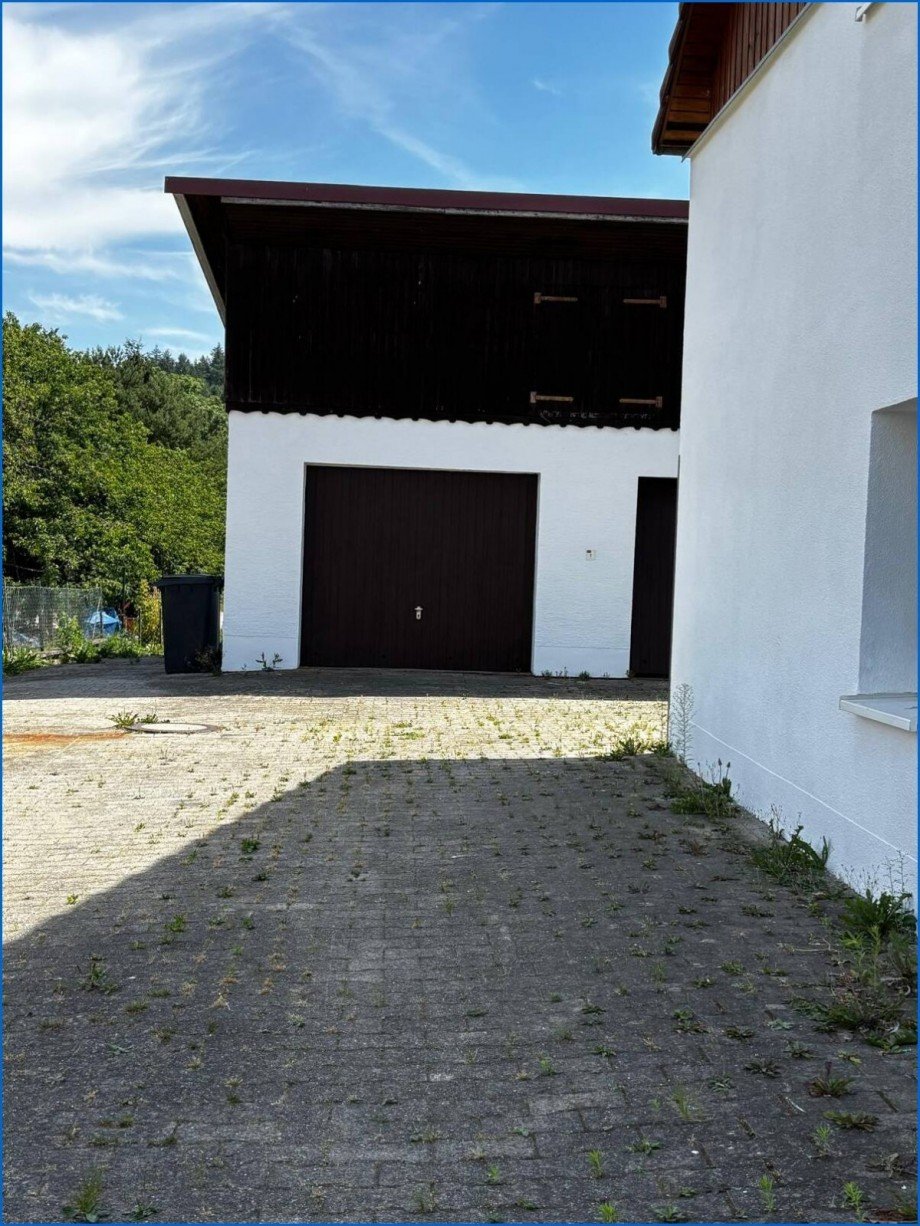 Blick auf Garagen Etagenwohnung M�hlingen / Zoznegg