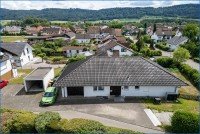 Bild (c953046b8addfdd599c6f0b50b2c7071): Sch�ner Bungalow mit ELW auf gro�em Grundst�ck, moderne W�rmepumpe und bereits energetisch ged�mmt .