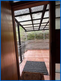 Eingangsbereich Dachgeschosswohnung �hningen / Schienen