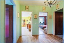 Flur mit Blick in Wohzimmer und Schlafzimmer Exklusive 3-Zimmer-Wohnung mit Seesicht und Garage, Haus top saniert - frei!