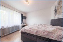 G�stezimmer Sch�ner Bungalow mit ELW auf gro�em Grundst�ck, moderne W�rmepumpe und bereits energetisch ged�mmt .