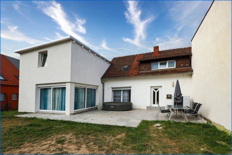 Hausansicht Eingang Singen Doppelhaush�lfte Modernes Wohnen mit Charakter: 6 Zimmer, 150 m�, W�rmepumpe & stilvolle Erweiterung, Stadt nah -frei