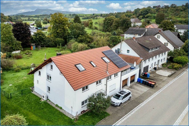 Titelbild Tengen / B��lingen Zweifamilienhaus Tolles 2-Fam-Haus mit gro�z�gigem Grundst�ck, Doppel-Garage, W�rmepumpe und Solar!Ideale und ruhige Lage!