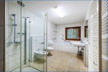 Bad EG Bezugsfreies, gro�z�giges Wohnhaus in ruhiger Waldrandlage von Singen mit Doppelgarage.