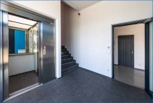 EG_Aufzug und Eingang EG B�ro - Praxis - Workspace - Schulung - Produktion - Lager    / 
    EG und 1. OG