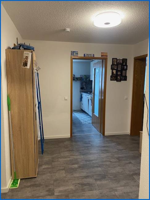 Flur von Garderobe aus Etagenwohnung Engen