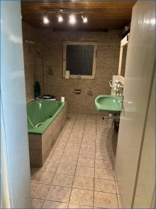 Badezimmer mit Badewanne Schn�ppchen  /Preisanpassung -  Sanierungsbed�rftiges   1-Familienhaus in Rohrdorf - Gelegenheit