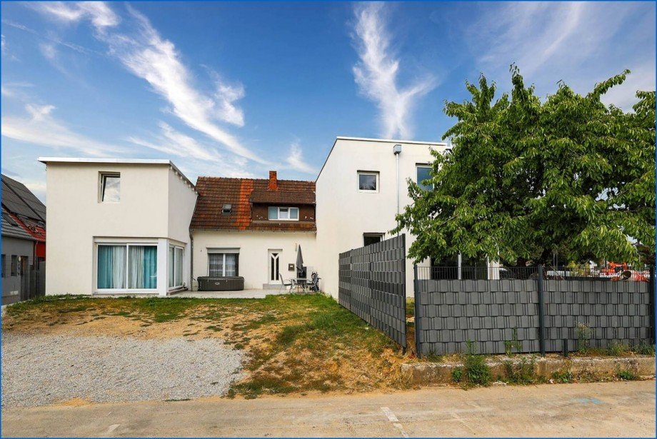 Hausansicht gesamtes Grundst�ck Doppelhaush�lfte Singen
