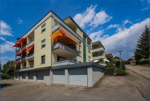 Haus Ansicht mit Garagen Exklusive 3-Zimmer-Wohnung mit Seesicht und Garage, Haus top saniert - frei!