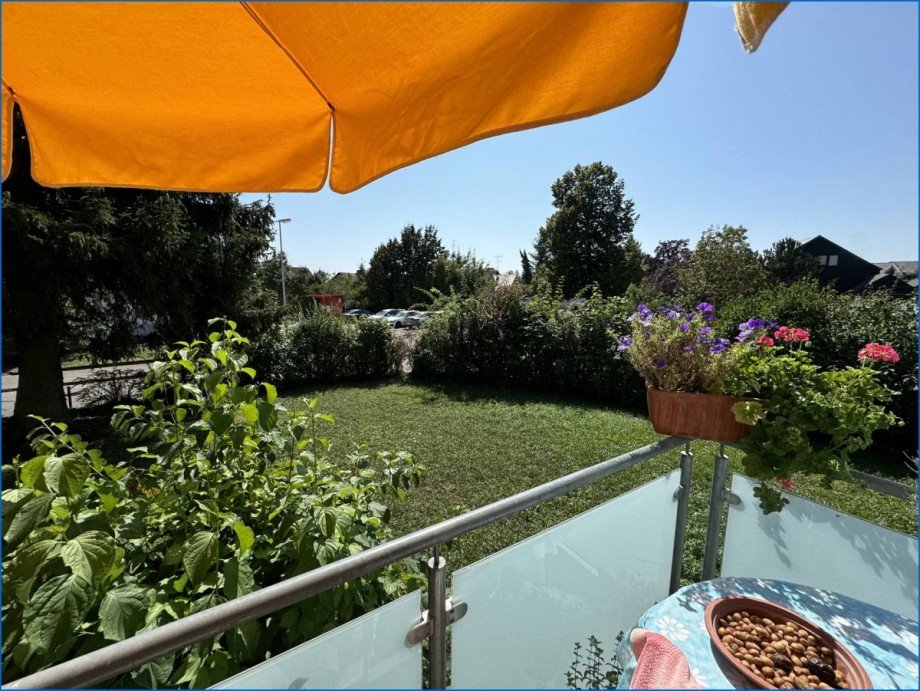 Blick Balkon rechts Mehrfamilienhaus Radolfzell am Bodensee