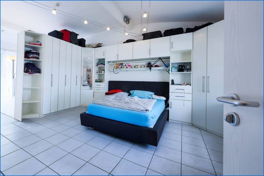 Dachgeschoss mit Schrankwand und Bett Reihenmittelhaus Konstanz