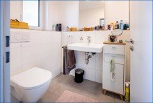 GG-Bad WC Waschbecken Attraktives Dreifamilienhaus mit zwei Doppelgaragen und umfassender Modernisierung als Renditeobjekt