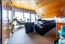 DG-Wohnzimmer Attraktives Dreifamilienhaus mit zwei Doppelgaragen und umfassender Modernisierung als Renditeobjekt