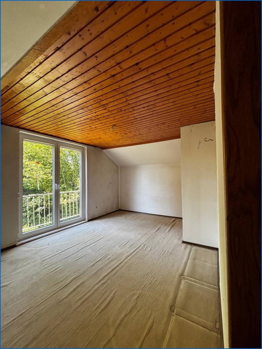 Zimmer Dachgeschosswohnung �hningen / Schienen