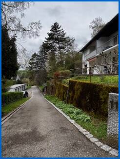 Zufahrt Dachgeschosswohnung �hningen / Schienen