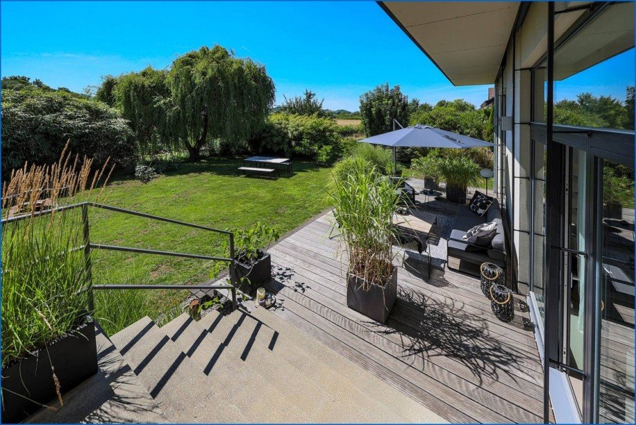 Terrasse mit Blick in den Garten Villa Moos