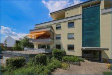 Teilansicht  Eingang und Balkon Exklusive 3-Zimmer-Wohnung mit Seesicht und Garage, Haus top saniert - frei!