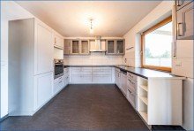 EBK 01 Tolles 2-Fam-Haus mit gro�z�gigem Grundst�ck, Doppel-Garage, W�rmepumpe und Solar!
Ideale und ruhige Lage!